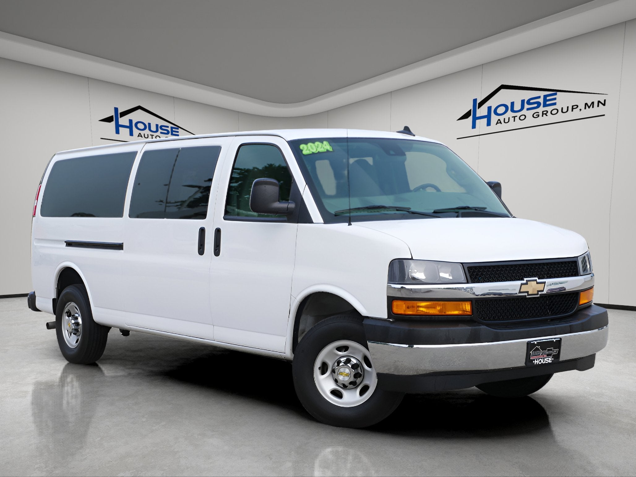2024 Chevrolet Express Passenger 3500 1LT