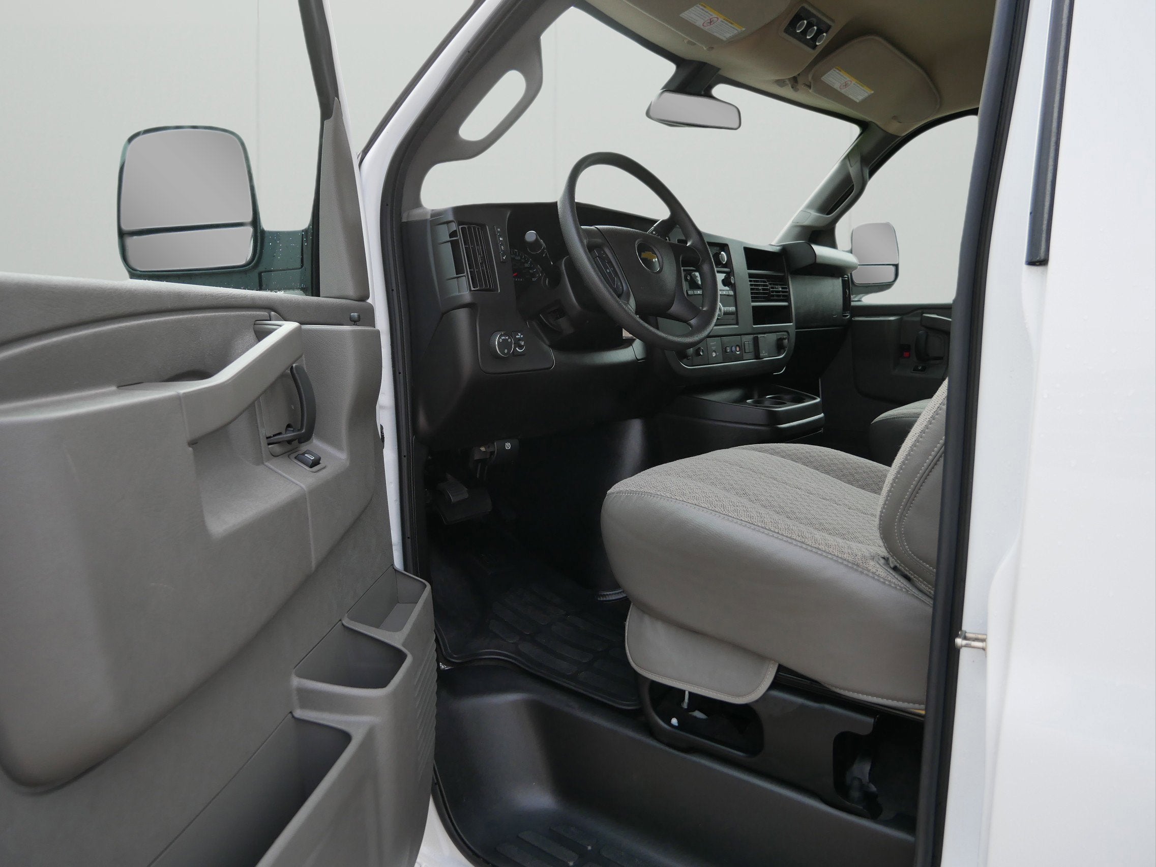 2024 Chevrolet Express Passenger 3500 1LT