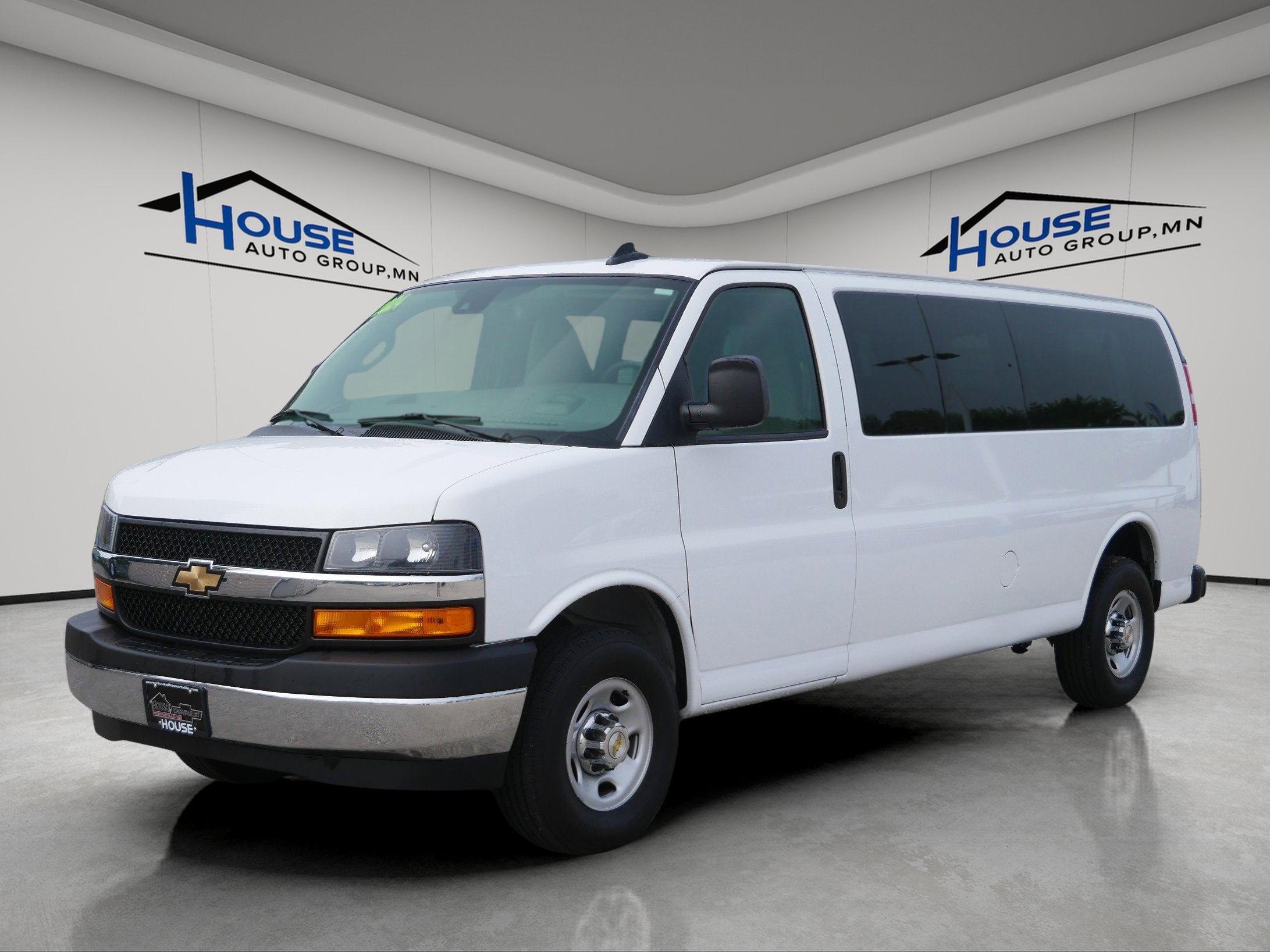 2024 Chevrolet Express Passenger 3500 1LT