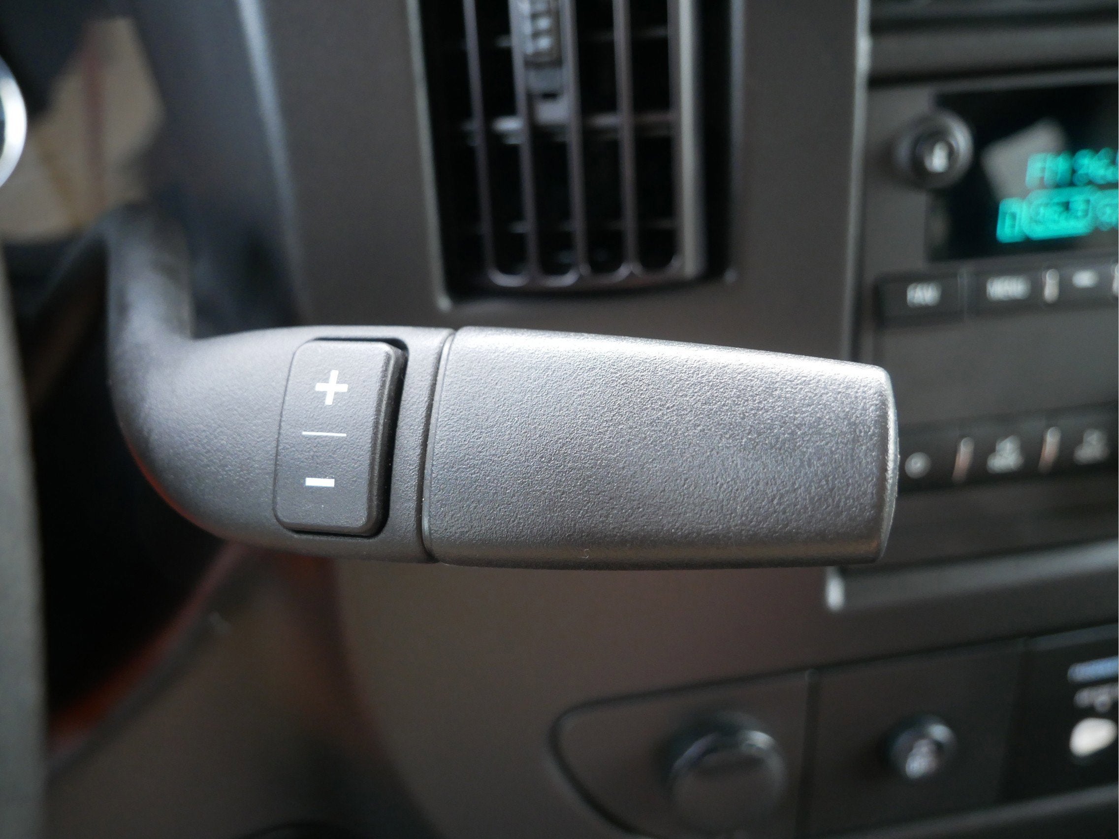 2024 Chevrolet Express Passenger 3500 1LT