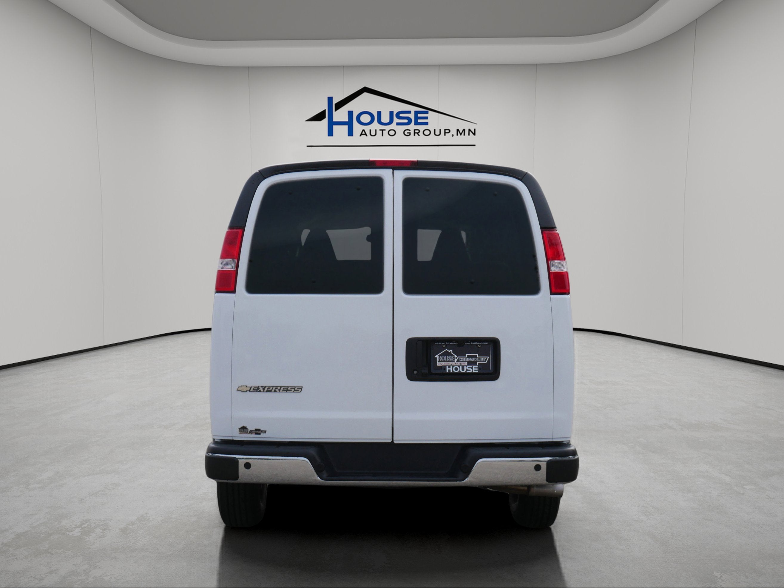 2024 Chevrolet Express Passenger 3500 1LT