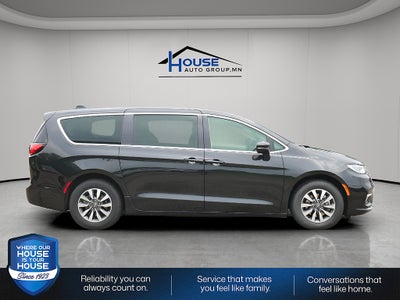 2024 Chrysler Pacifica Select
